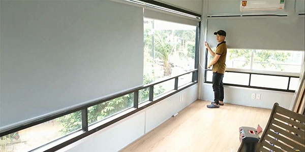 Thợ lắp đặt màn cuốn chuyên nghiệp, cẩn thận 