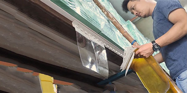 Thợ lắp đặt màn nhựa chuyên nghiệp, cẩn thận