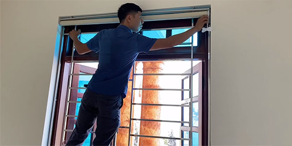 Thợ lắp đặt rèm cuốn tranh cửa sổ cho khách hàng