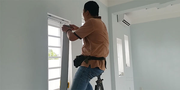 Thợ chuyên nghiệp lắp đặt rèm lá dọc cửa sổ cho khách hàng