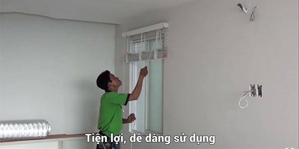 Đội thợ lắp đặt rèm lá ngang chuyên nghiệp