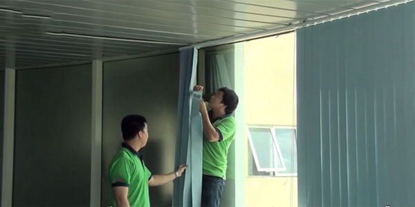 Đội thợ chuyên nghiệp lắp rèm lá dọc cho khách hàng