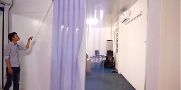 Thợ đang lắp ngăn phòng làm việc cho khách hàng