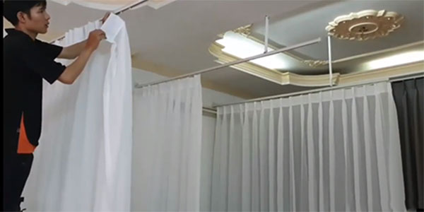 Thợ đang lắp đặt rèm spa cho khách hàng