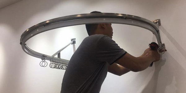 Nhân viên đang lắp đặt rèm thay đồ shop cho khách hàng
