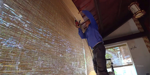 Nhân công đang lắp rèm trúc cho khách hàng