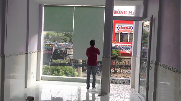 Thợ thi công rèm lắp đặt rèm che ban công
