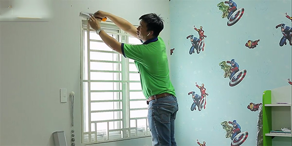 Nhân viên rèm cửa sổ nhỏ đang thi công lắp rèm tại Bắc Ninh 