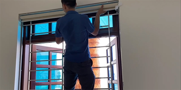 Nhân viên rèm cửa sổ nhỏ đang thi công lắp rèm tại Bắc Ninh 