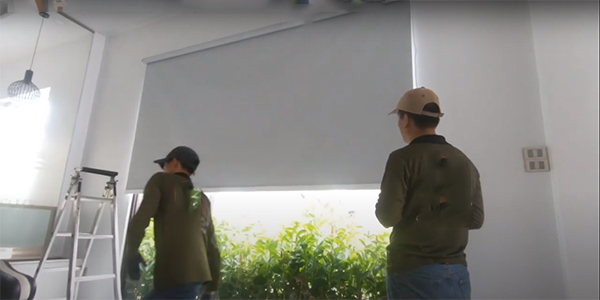 Nhân viên rèm kéo cửa sổ kinh nghiệm lâu năm trong nghề 